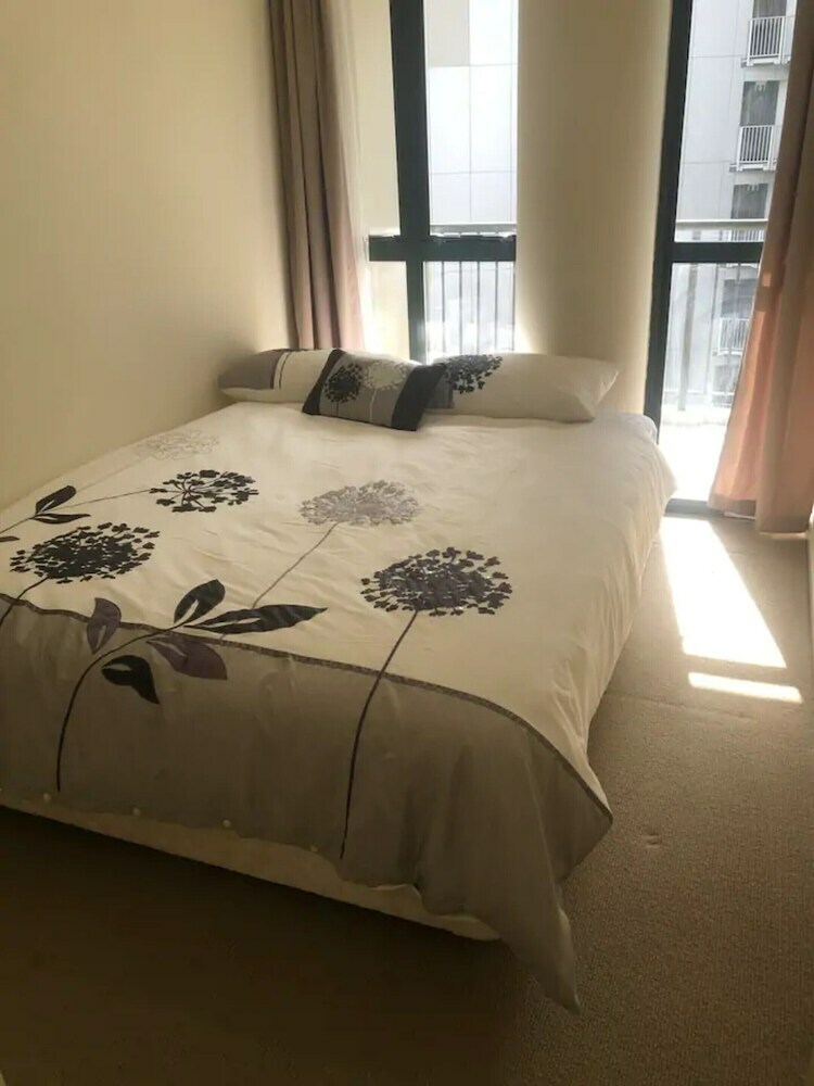 Cosy 2 Bed Cbd Apartment With Balcony