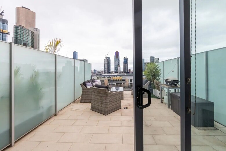 Upscale 2 Bedroom Apartment With Balcony In Cbd