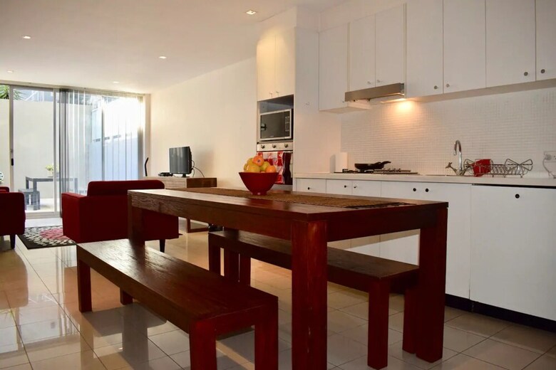 Tranquil 1 Bedroom Apartment With Sunny Courtyard