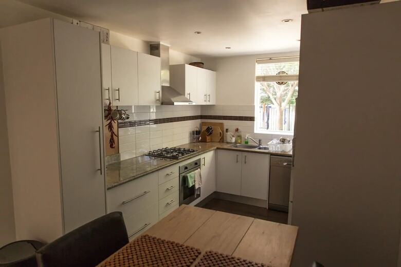 Bright And Spacious 2 Bedroom Apartment In Windsor