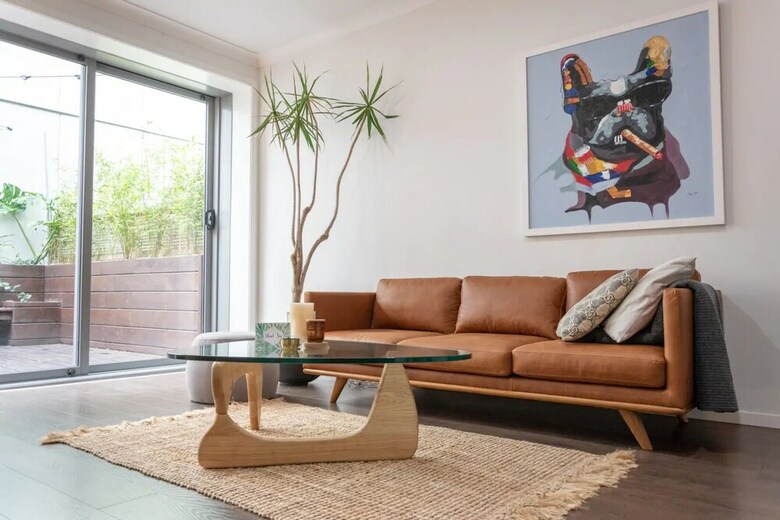Modern 1 Bedroom Apartment With Spacious Courtyard In Cbd