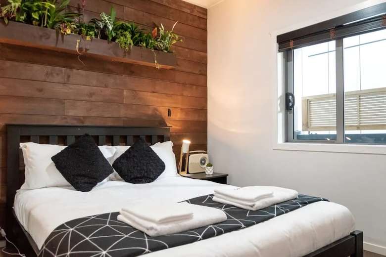 Modern 1 Bedroom Apartment With Spacious Courtyard In Cbd