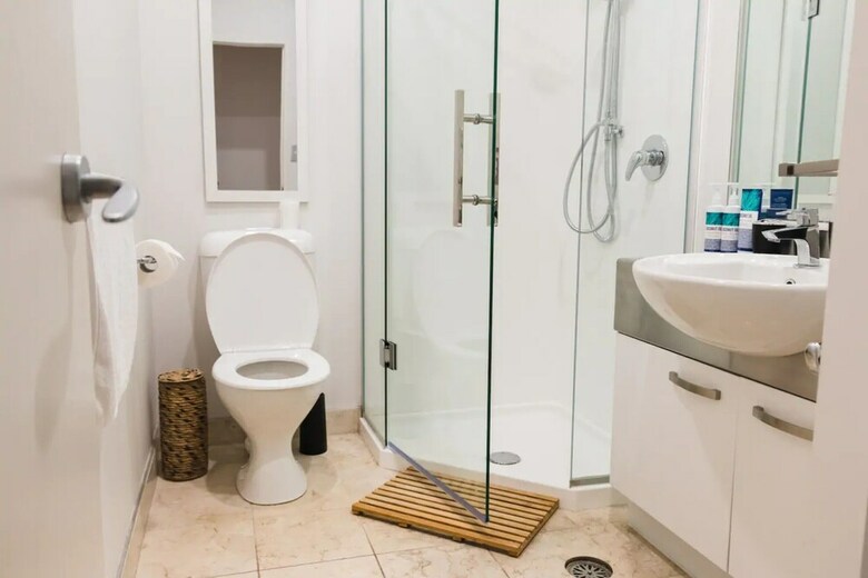 Modern 1 Bedroom Apartment With Spacious Courtyard In Cbd