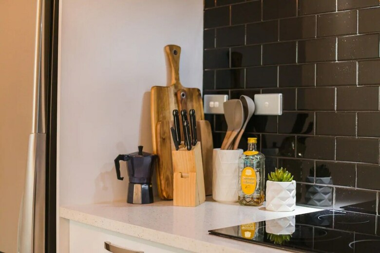 Modern 1 Bedroom Apartment With Spacious Courtyard In Cbd