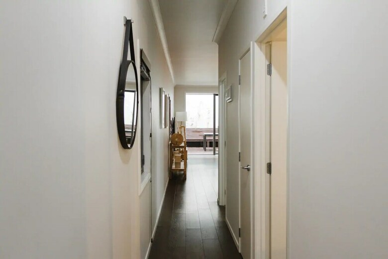 Modern 1 Bedroom Apartment With Spacious Courtyard In Cbd