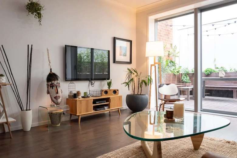 Modern 1 Bedroom Apartment With Spacious Courtyard In Cbd