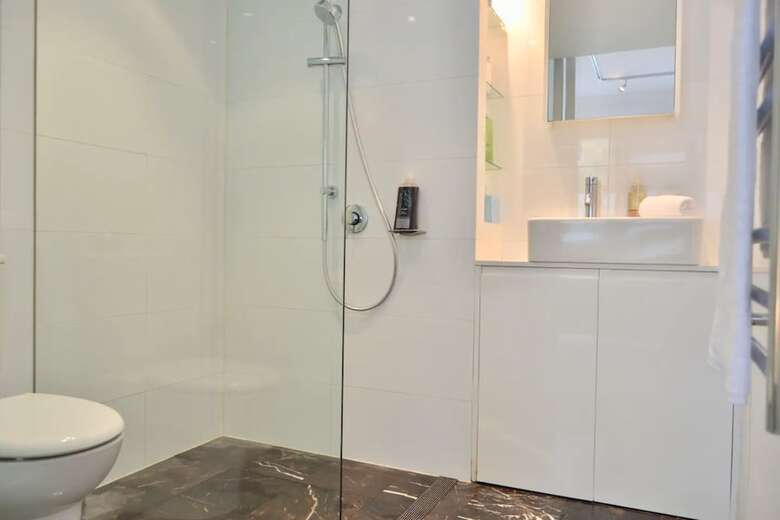 Luxurious 3 Bedroom Apartment With Parking Near Cbd