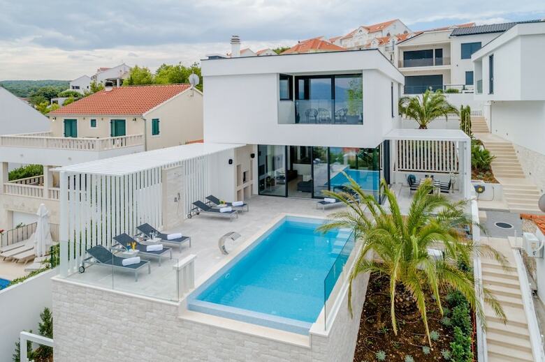Luxury Villa Luna With Swimming Pool