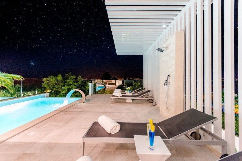 Luxury Villa Luna With Swimming Pool