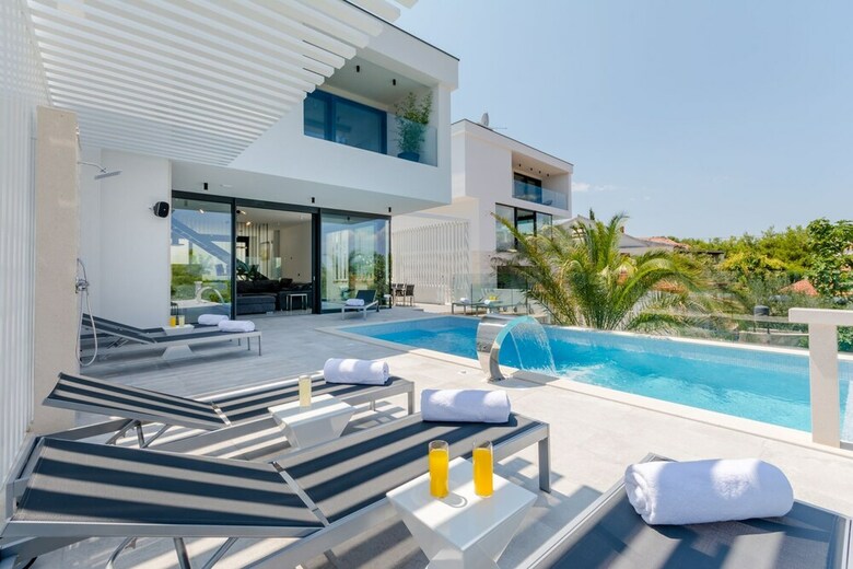 Luxury Villa Luna With Swimming Pool