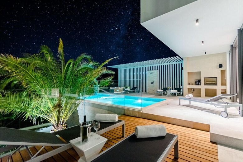 Luxury Villa Luna With Swimming Pool