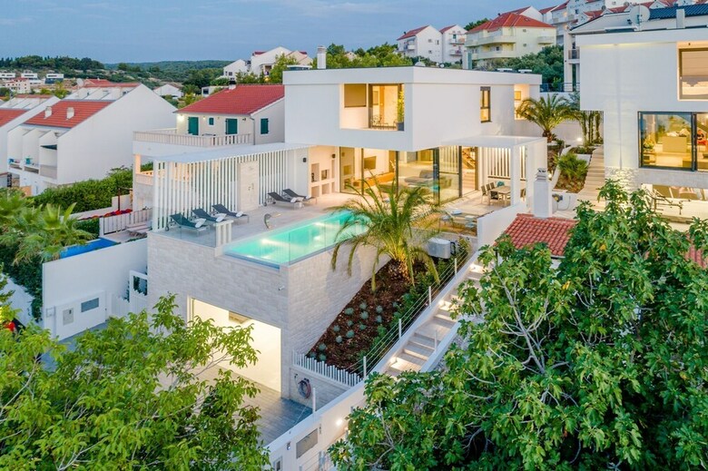 Luxury Villa Luna With Swimming Pool