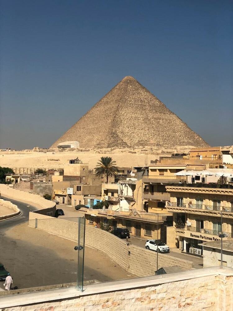 Hotel Cleopatra Pyramids View Inn