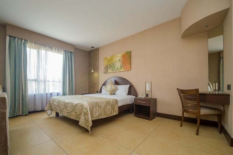 Hotel Taarifa Suites