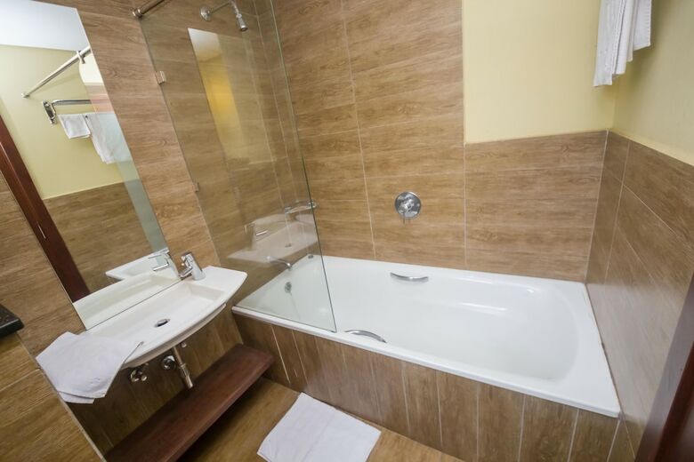 Hotel Taarifa Suites