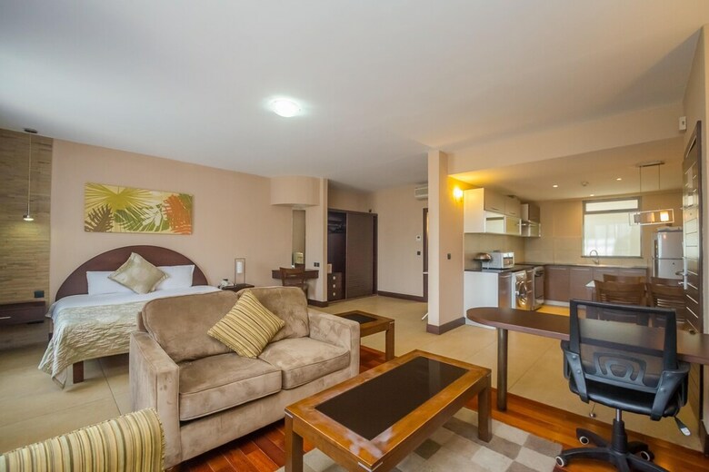 Hotel Taarifa Suites
