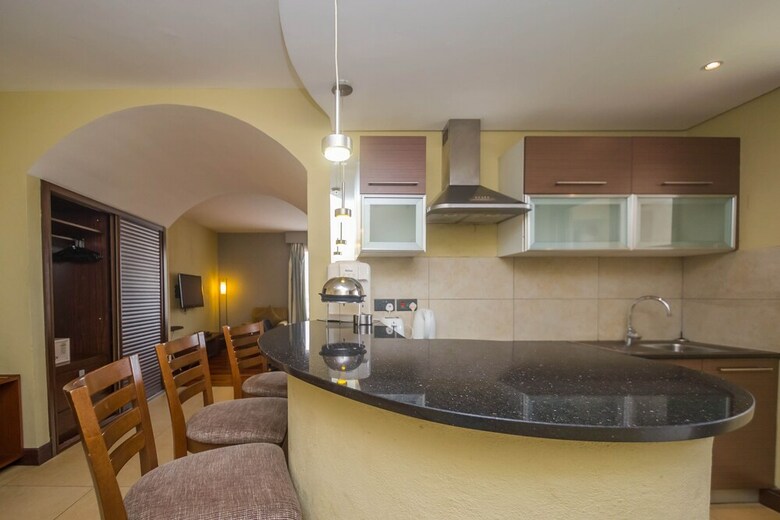 Hotel Taarifa Suites