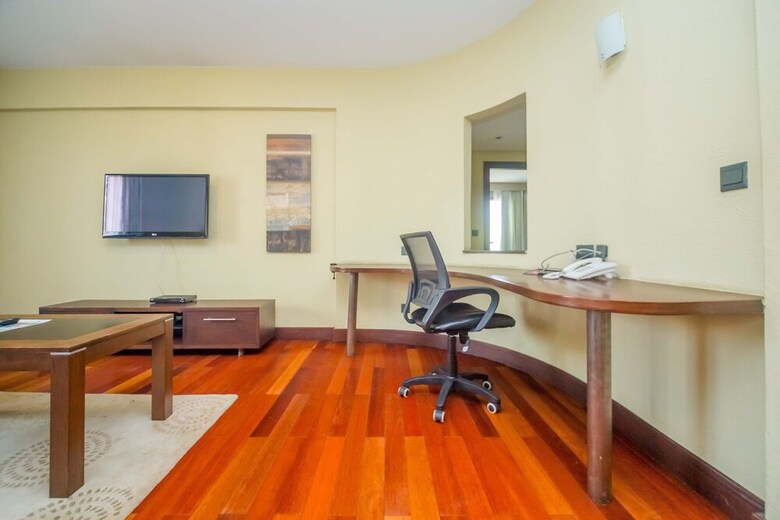 Hotel Taarifa Suites