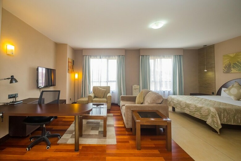 Hotel Taarifa Suites