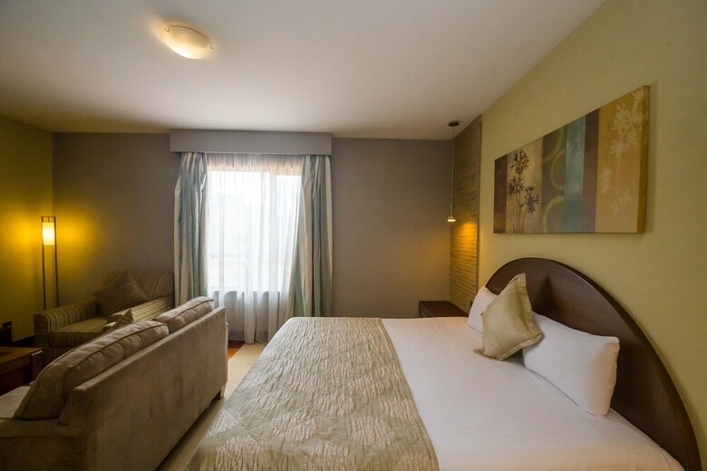 Hotel Taarifa Suites