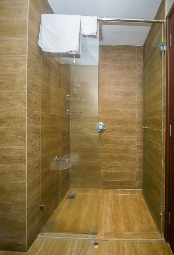 Hotel Taarifa Suites