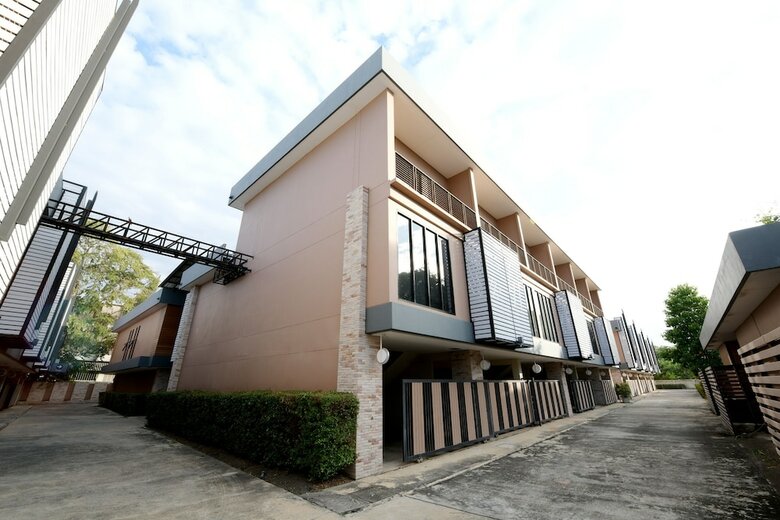 Oyo 477 Sriracha Hotel And Spa