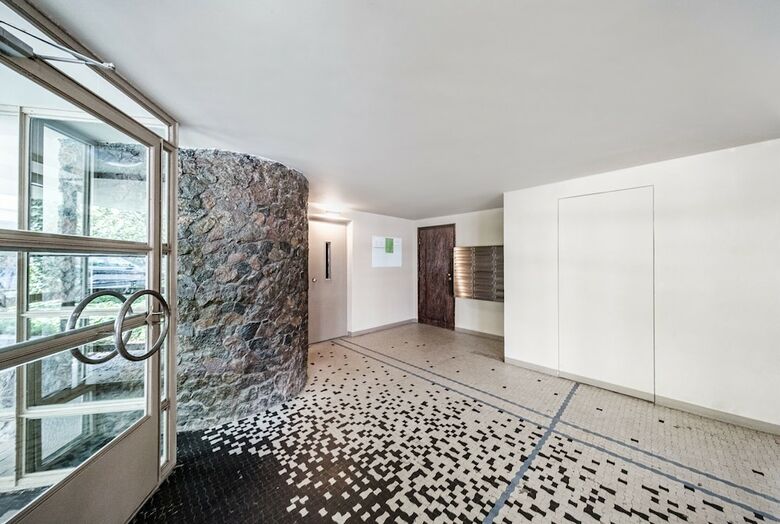 Friends Avenue Apartment