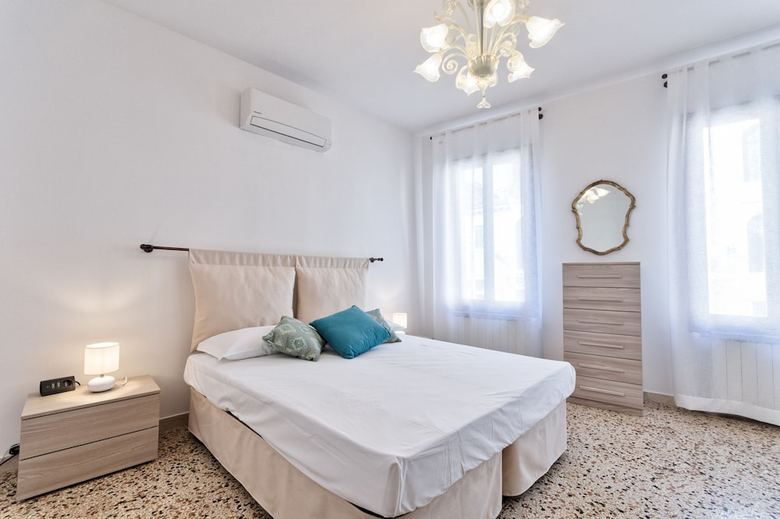 Tolentini Canal View Apartment