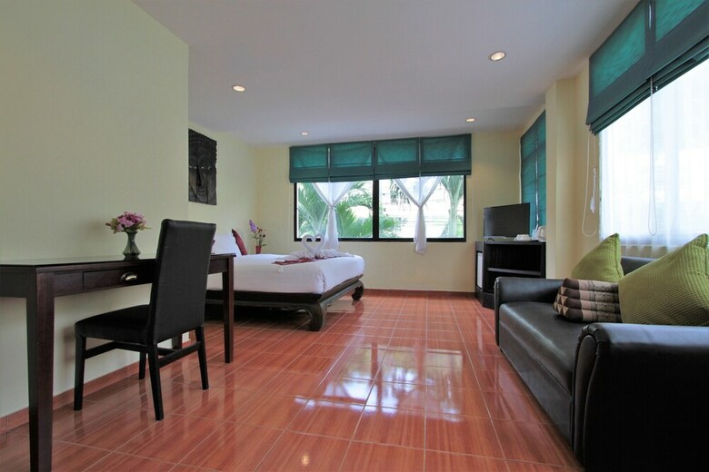 Karon Beach Pool Hotel