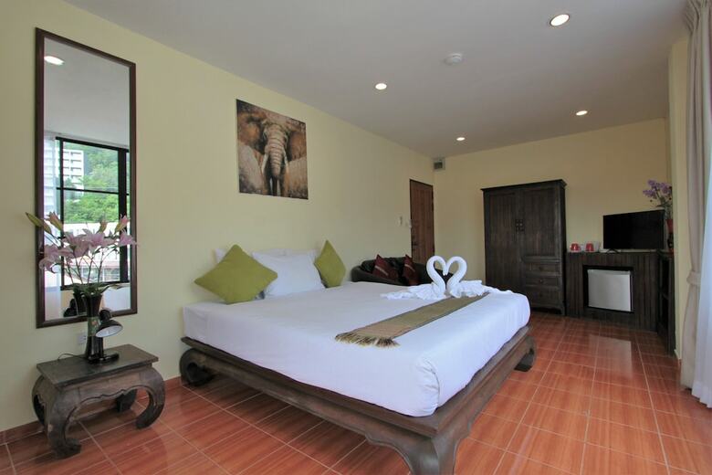 Karon Beach Pool Hotel