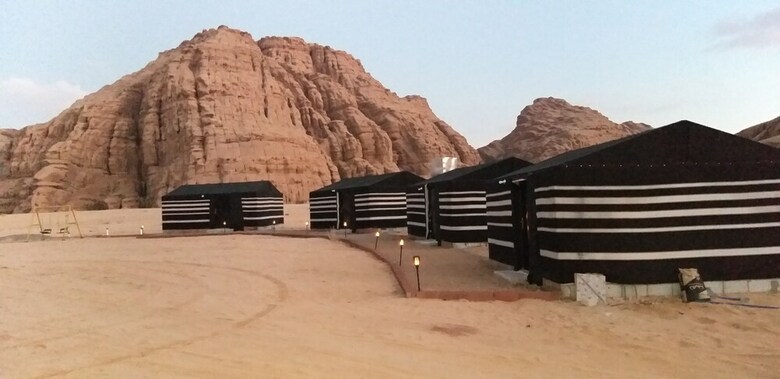Hostal Bronze Mountains Camp