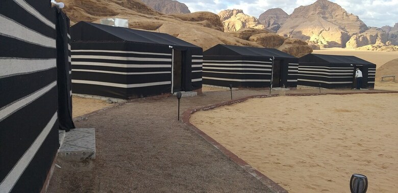 Hostal Bronze Mountains Camp