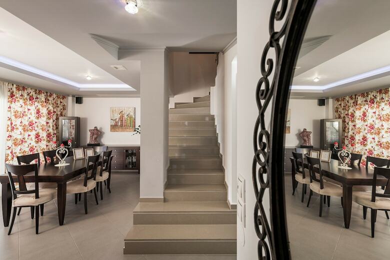 Beautiful Pool Villa For Relaxing Family Holidays