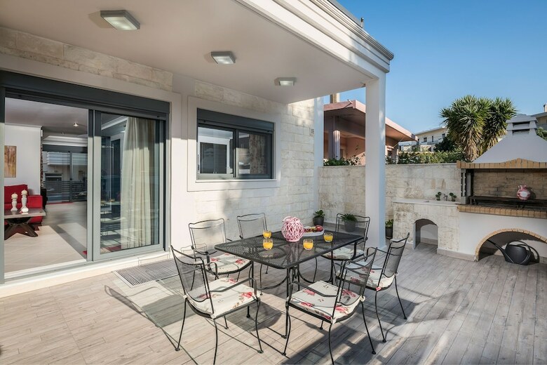 Beautiful Pool Villa For Relaxing Family Holidays
