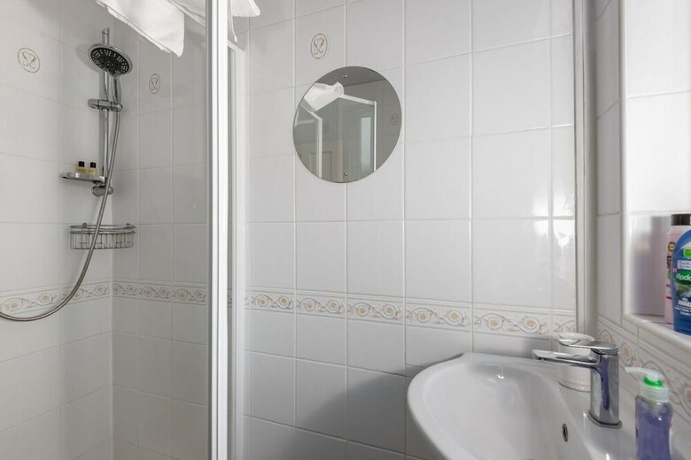 Homely Central 2 Bed Flat With Parking