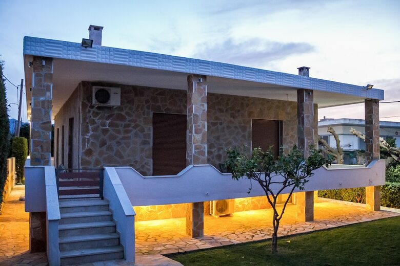 Spacious Home With Garden In Marathonas