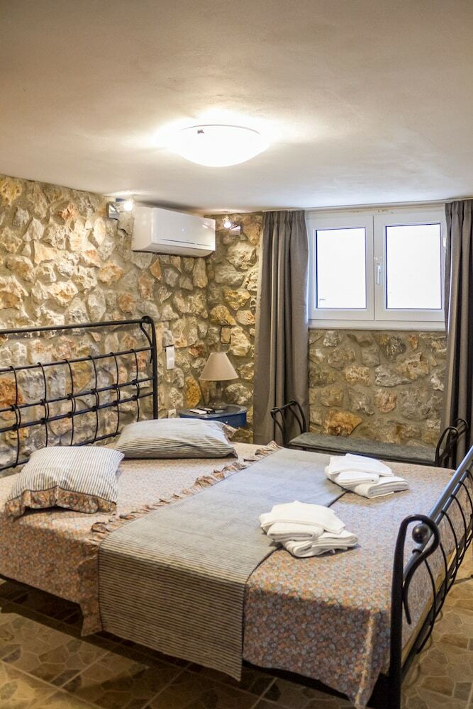 Spacious Home With Garden In Marathonas