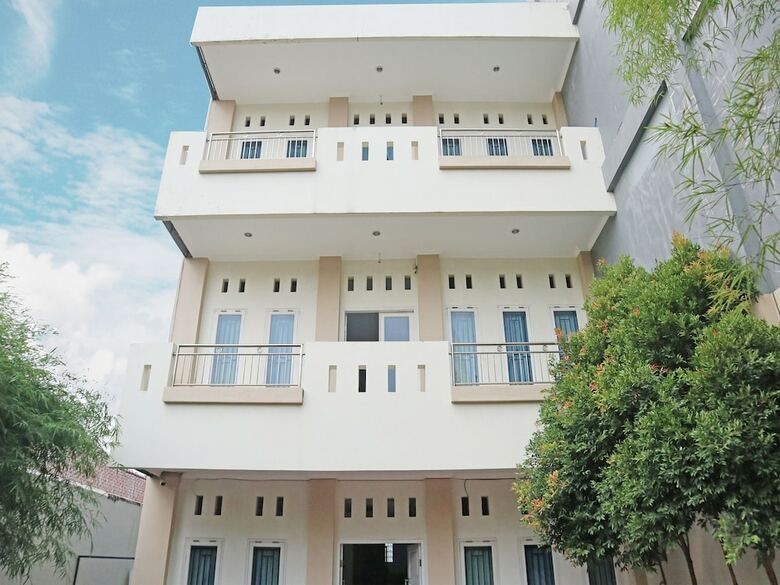 Hotel Oyo 1649 Grya Lavinsa