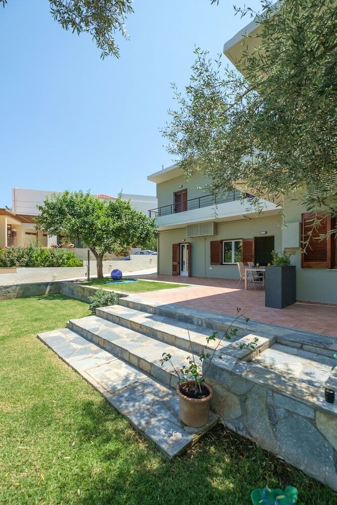 Stylish Summer Home With Gardens, Steps From Beach