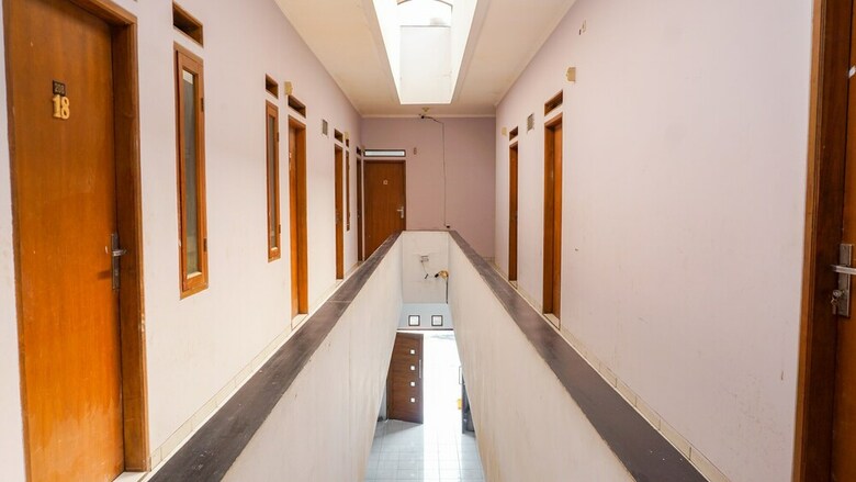 Hostal Oyo 1932 Srimahi Residence