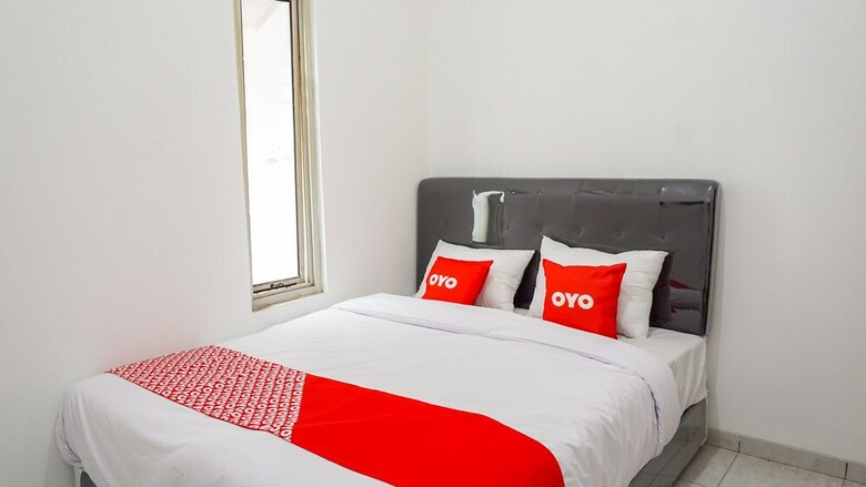Hostal Oyo 1932 Srimahi Residence