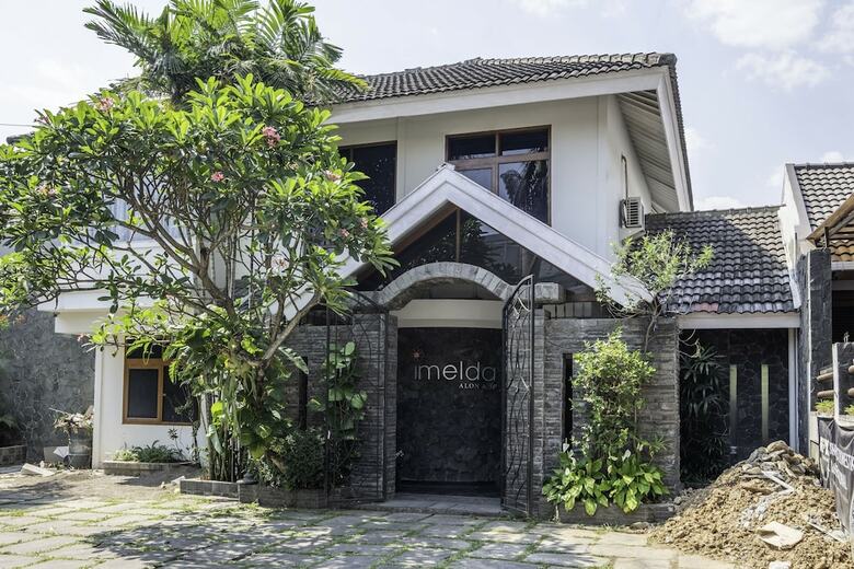 Hotel Oyo 1646 Imelda Residence