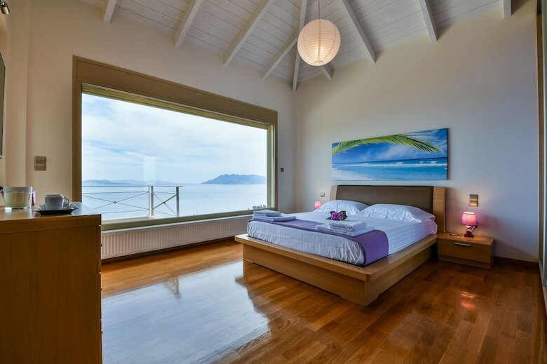 Villa With Striking Views Over The Infinity Pool