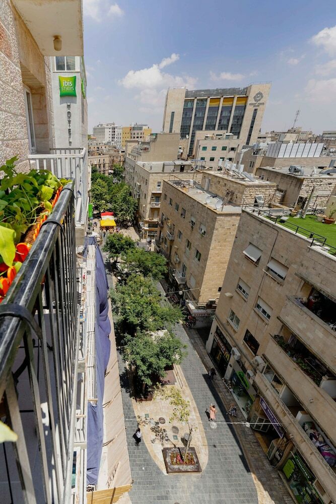 Trendy Balcony Apartment, Ben Yehuda St, Jerusalem