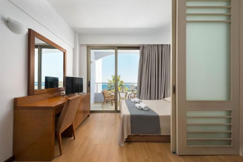 Lutania Beach Hotel