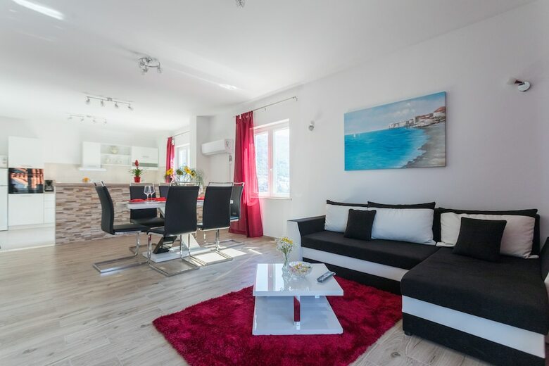 Apartment IV & La