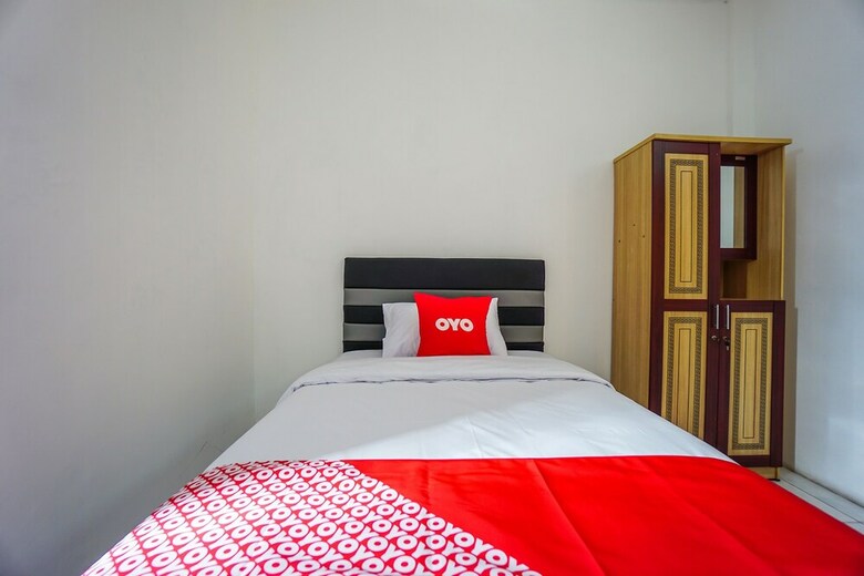 Hostal Oyo 1693 Edward Residence Malalayang