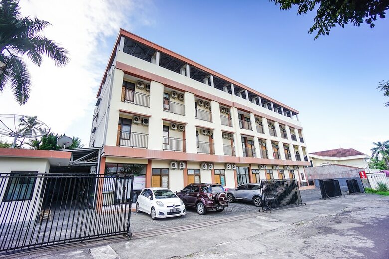 Hostal Oyo 1693 Edward Residence Malalayang