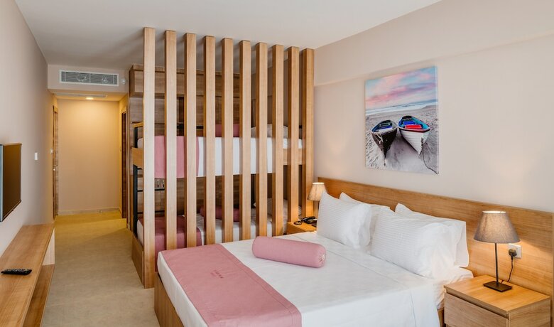 Olivia Palm Hotel