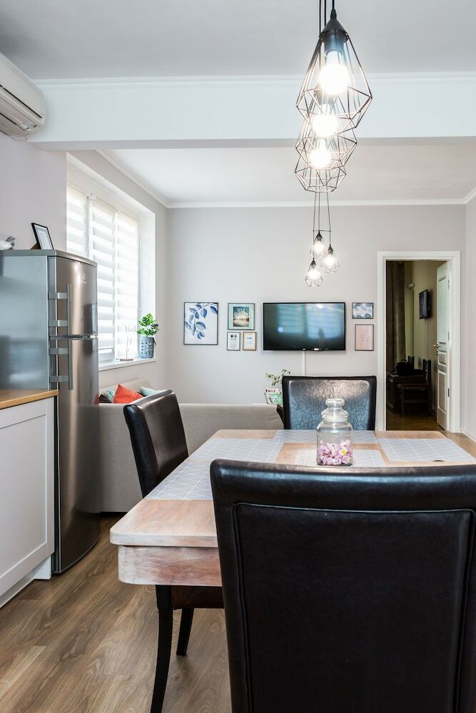 Fm Deluxe 2-bdr Apartment - Bright And Cozy